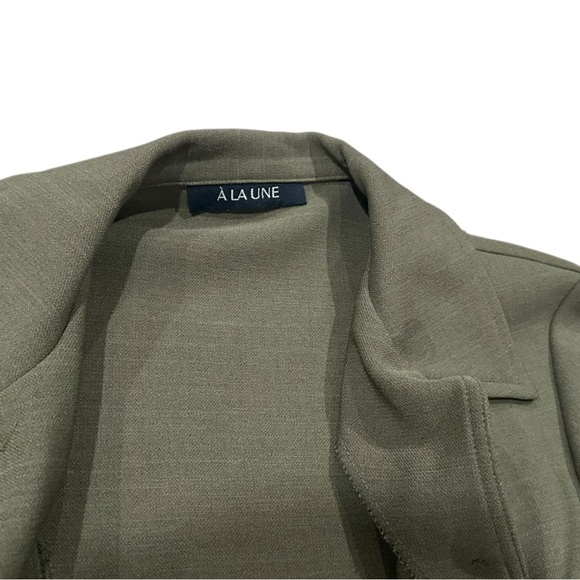 À La Une Short Sleeve Blazer Top in Green - Picture 4 of 4